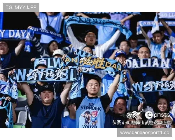 球迷激情呐喊助威中超赛场沸腾全场热血瞬间点燃